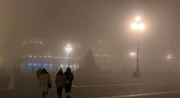 Nebbia eccezionale a Trieste: tutti a fotografare il fenomeno