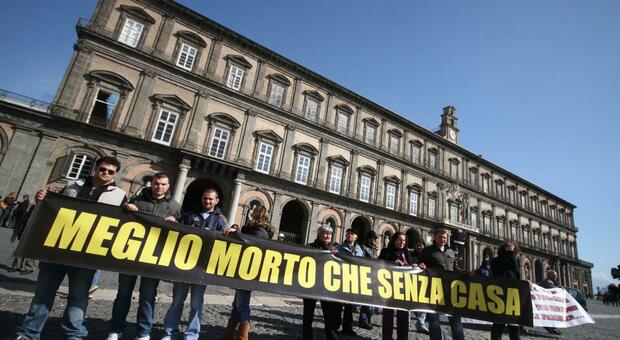 Napoli, protesta con i cappi contro l'abbattimento delle case abusive