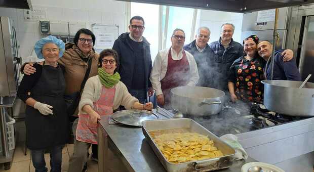 San Benedetto, chef Palestini tra i fornelli della mensa Caritas. Mimose tra i tavoli e camerieri rigorosamente solo uomini