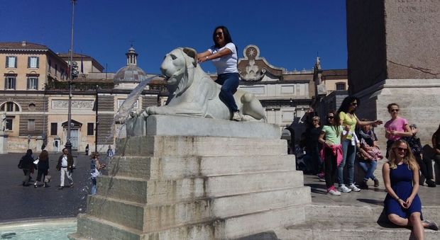 Roma, sfregio alla fontana di piazza del Popolo: a Pasquetta tutti a cavallo dei leoni