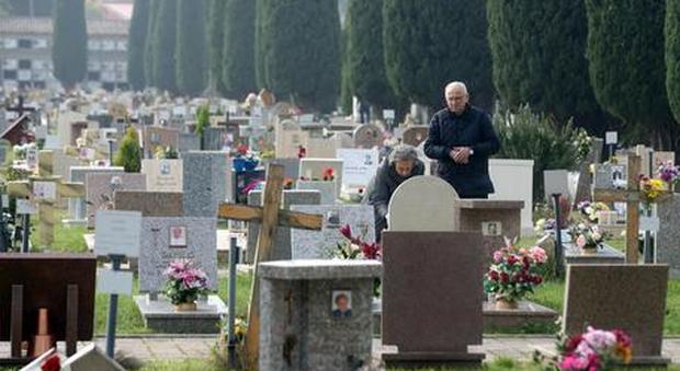 Via le croci dai cimiteri: «Offendono le altre religioni». Scoppia la protesta