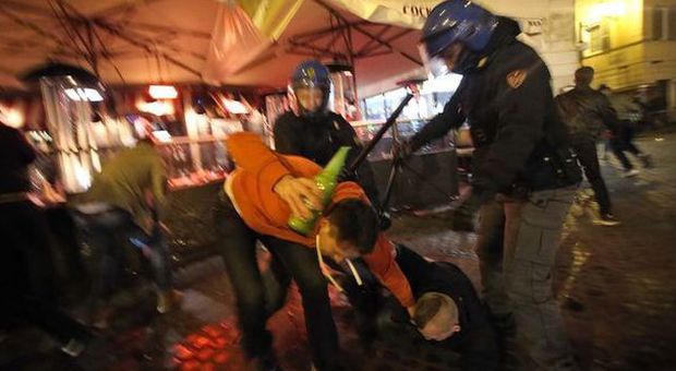 Roma-Feyenoord, guerriglia a Campo de' Fiori: scontri tra ultrà e polizia