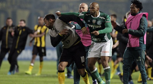 Coppa Libertadores, follia Felipe Melo: pugni a un avversario e maxi rissa