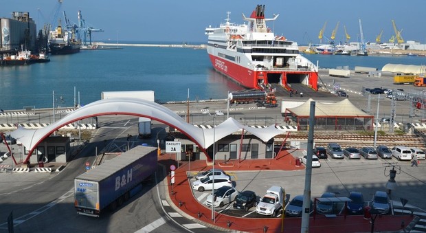 Weekend da 23mila passeggeri In partenza per Patrasso 7 traghetti