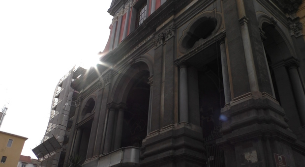 Napoli, la chiesa dei Ruffi di via Duomo cambia colore dopo i lavori di restauro