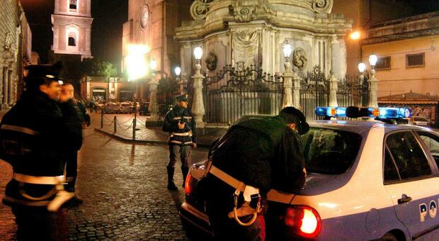Napoli, controlli ai Decumani: identificate 120 persone e confiscati tre veicoli