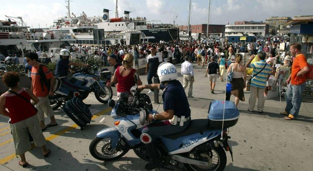 Maxi rissa a colpi di sassi a Ischia: interviene la polizia, cinque arresti