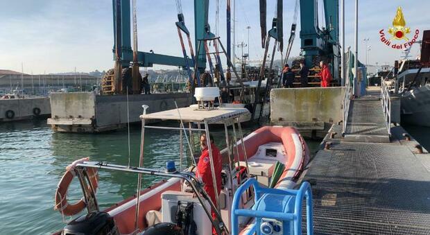 Ancona, la vongolara imbarca acqua e rischia di affondare: salvata dai vigili del fuoco