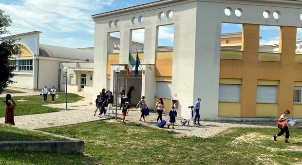 La scuola primaria "Le Corone" ospita anche quattro classi della "Toscano".