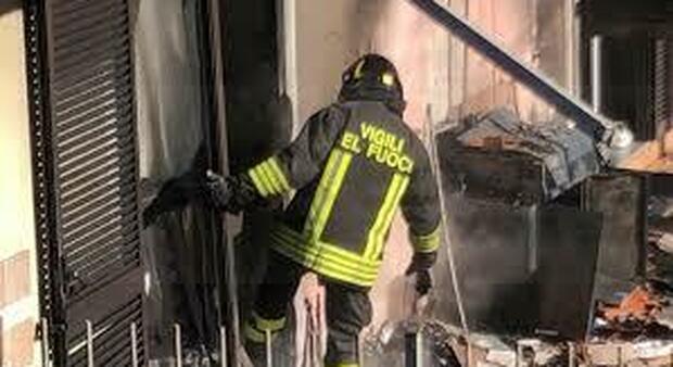 Incendio a Lusciano: distrutta carrozzeria, danni a falegnameria, ristorante e negozio
