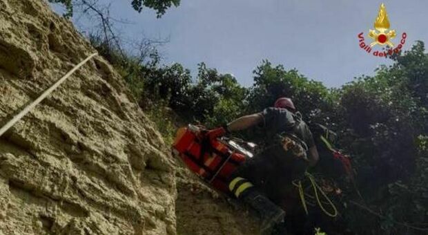 Cade in una scarpata mentre raccoglie asparagi: ottantenne salvato da soccorso alpino e vigili del fuoco