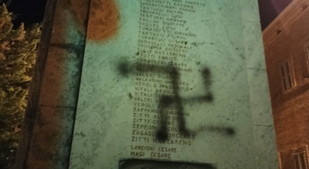 Lo sfregio al Monumento nella fotografia postata sui social da Michele Giampieri