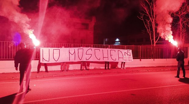 «No Moschea»: compare uno striscione di Forza Nuova a Marghera