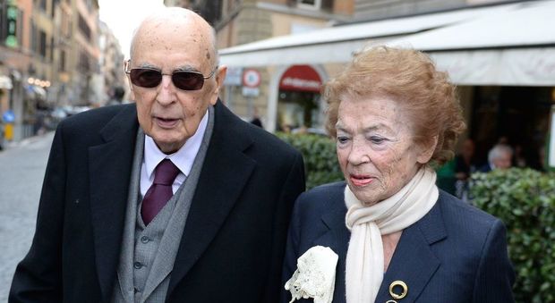 Che primavera per il presidente Napolitano: passeggiata in centro con la moglie Clio