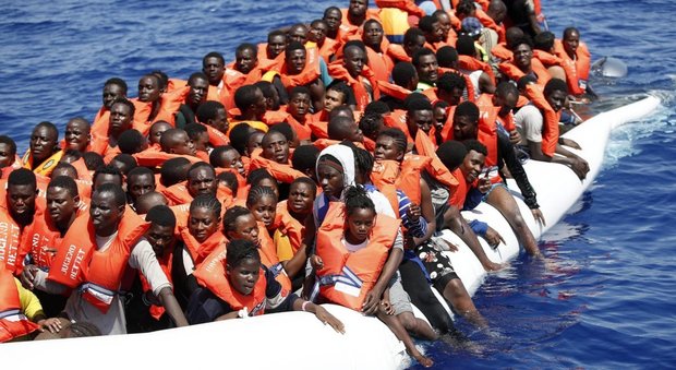 Migranti, altre 30 annegati davanti alla Libia. Gentiloni: «L'Ue rischia una crisi molto seria»