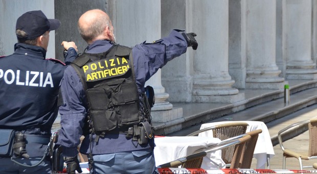 Allarme bomba davanti a Palazzo Ducale: «Fermi! Aspettate è solo la mia borsa...»