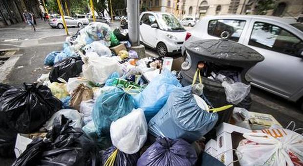 «Odore insopportabile, costretti a chiudere le finestre» boom di ricorsi a Roma contro la tassa sui rifiuti