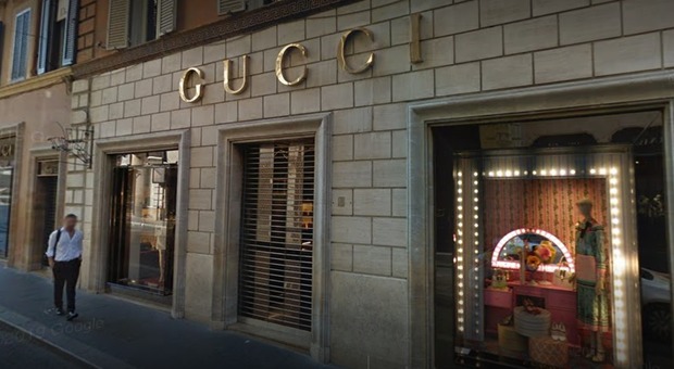 Furto da Gucci, rubano borsa da 29mila euro: «Ci serviva al mare»