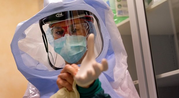 Coronavirus, italiani in quarantena, i danni al fisico: il 40% è ingrassato, 4 su dieci dormono peggio