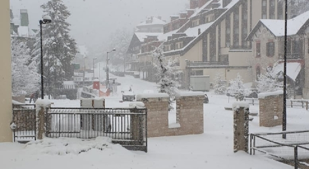 Neve al Terminillo, tetti e cime imbiancate: la nevicata fuori stagione soprende cittadini e turisti