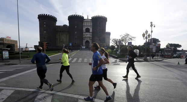 Napoli, strade chiuse per la maratona: partenza dalla Mostra d'Oltremare| Le foto