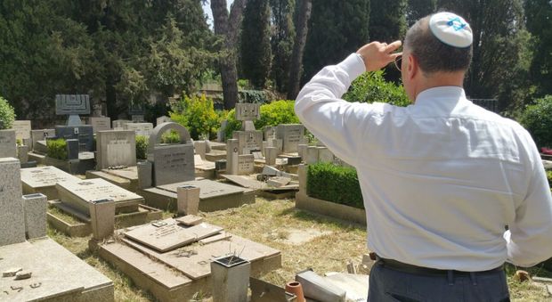 Roma, Verano, raid notturno di vandali: profanate decine di tombe anche nel settore ebraico