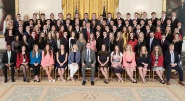Usa, tutti bianchi gli stagisti alla White House: la foto che imbarazza il presidente Trump