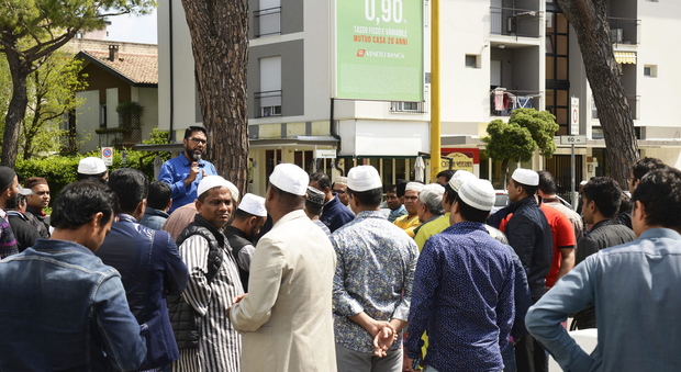 Il sindaco avverte: «Nel centro islamico non si potrà pregare»