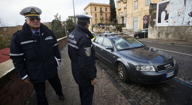Movida violenta, raid nella notte ai baretti di via Aniello Falcone: danneggiate decine di auto