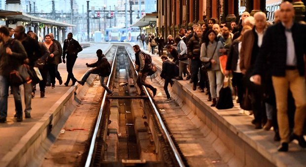 Parigi, scontri in piazza durante la protesta contro la riforma dei treni di Macron