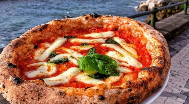 Da Napoli a Milano e ritorno: pizza gratis per quattro giorni sul lungomare