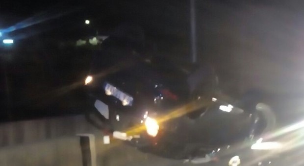 Un attimo di distrazione e l'auto si ribalta sull'Aversana: due feriti