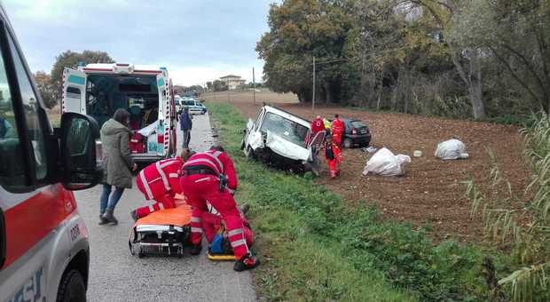 Tragico incidente tra auto e furgone: muore una donna, un ferito grave