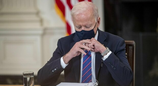 Covid, Joe Biden potrebbe ammorbidirsi sull'uso della mascherina all'aperto per i già vaccinati