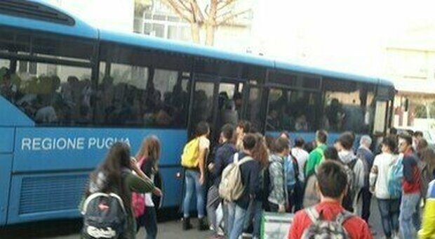 Trasporti, rischio caos nelle scuole di Puglia. Pass base sui bus: «Ma le multe sono impossibili»