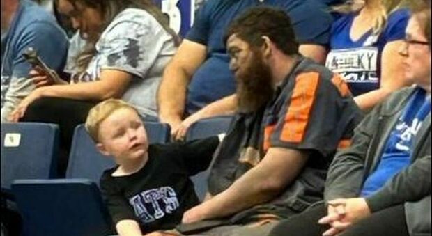 Minatore coperto di polvere accompagna il figlio alla partita di basket: la foto commuove il web
