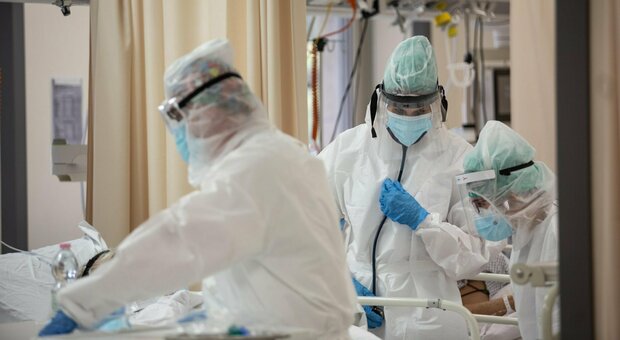Medici No vax in ospedale, il sindacato dei sanitari: « Non metterli nei reparti con pazienti fragili»