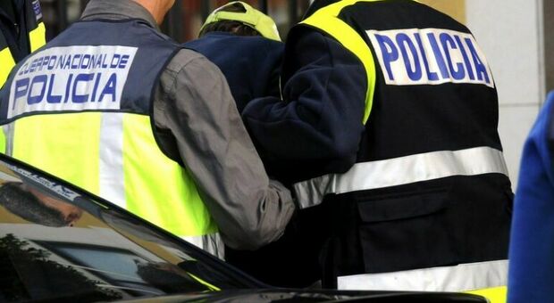 Stupro di gruppo in vacanza a Maiorca, arrestati quattro italiani: «In carcere senza cauzione». Gli abusi su una ragazza brasiliana