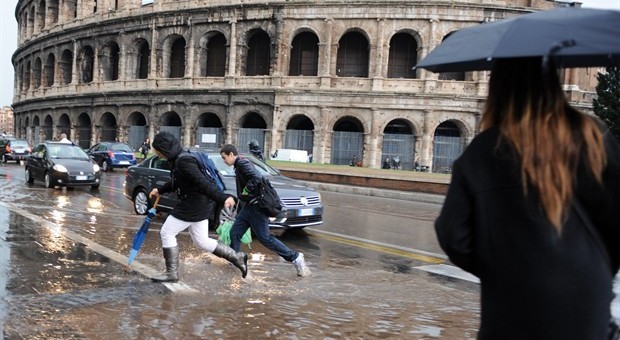 Roma, allagamenti e traffico in tilt: chiuso sottopasso sulla Collatina