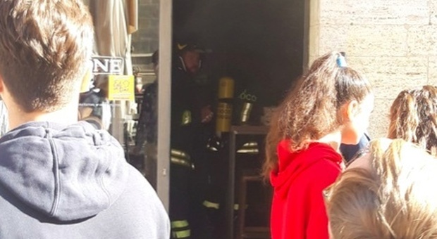 Incendio in un ristorante in pieno centro: paura fra i passanti