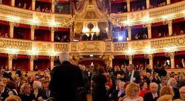 Teatro San Carlo, avanti con le prove: nuovo restauro per il sipario | Video