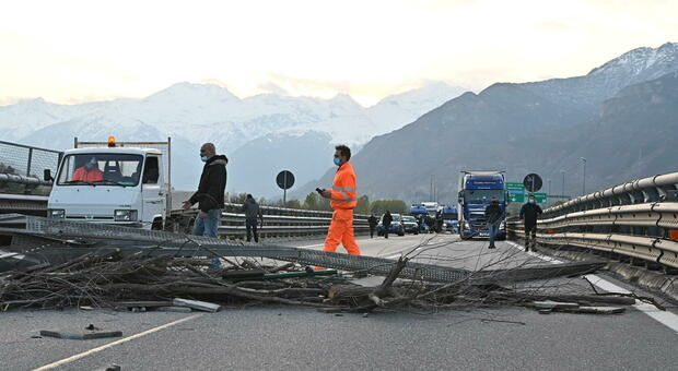 No Tav, cavo d'acciaio sull'autostrada Torino-Frejus: traffico bloccato