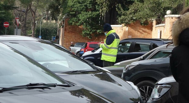 Parcheggiatori abusivi, a Napoli arriva la stretta: vietato "adescare" clienti. Il nuovo regolamento del Comune