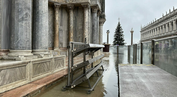 Nessuno installa le paratoie contro l'alta marea: sott'acqua la Basilica di San Marco