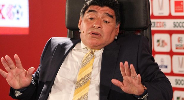 Maradona: «Se il Napoli vince lo scudetto torno con l'elicottero e festeggio come un tifoso»
