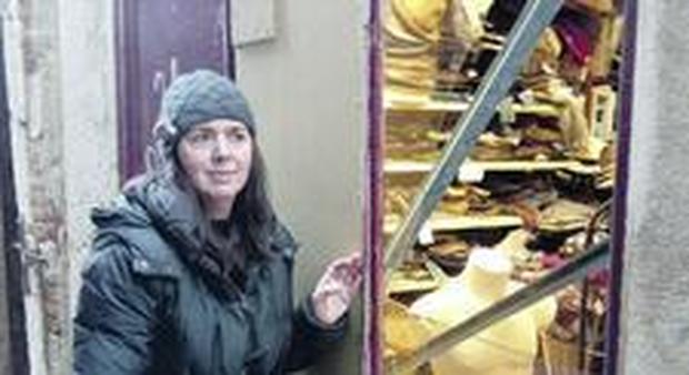 Spaccata in centro storico: ladri modaioli ripuliscono la "bottega dei tabarri"