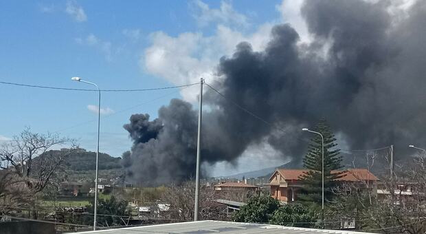 Grosso incendio in un deposito a Nocera paura e diversi residenti evacuati