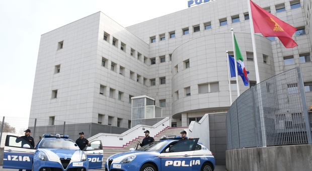 Agenti davanti alla Questura di Rovigo: il 2023 per la Polizia è stato un altro anno intenso