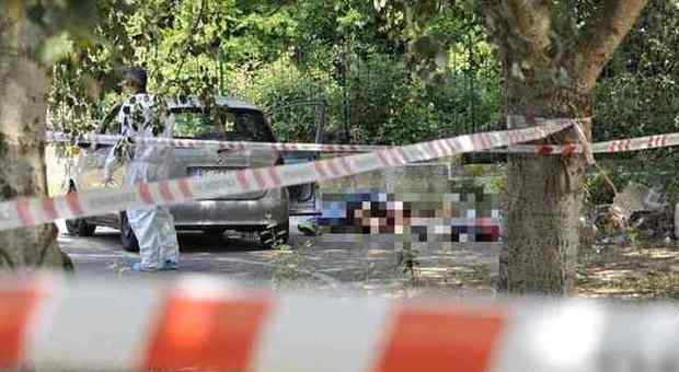 Roma, un uomo e una donna trovati morti in un parcheggio: omicidio suicidio