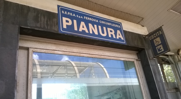 Pianura, linea aerea elettrica finisce su un treno: Cumana e Circumflegrea, sospese per più di un'ora